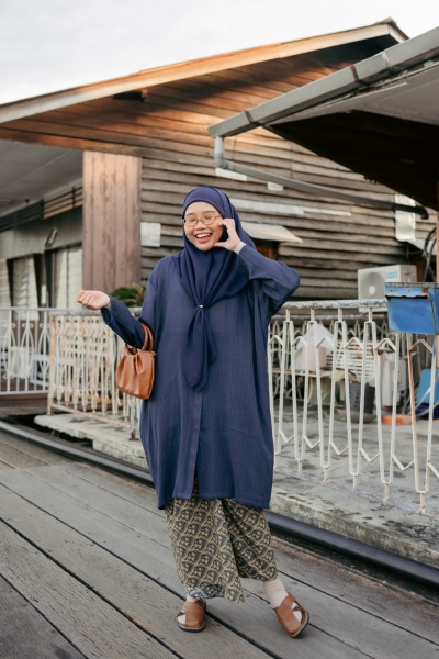 Kekisi Kebarung Pario in Blue